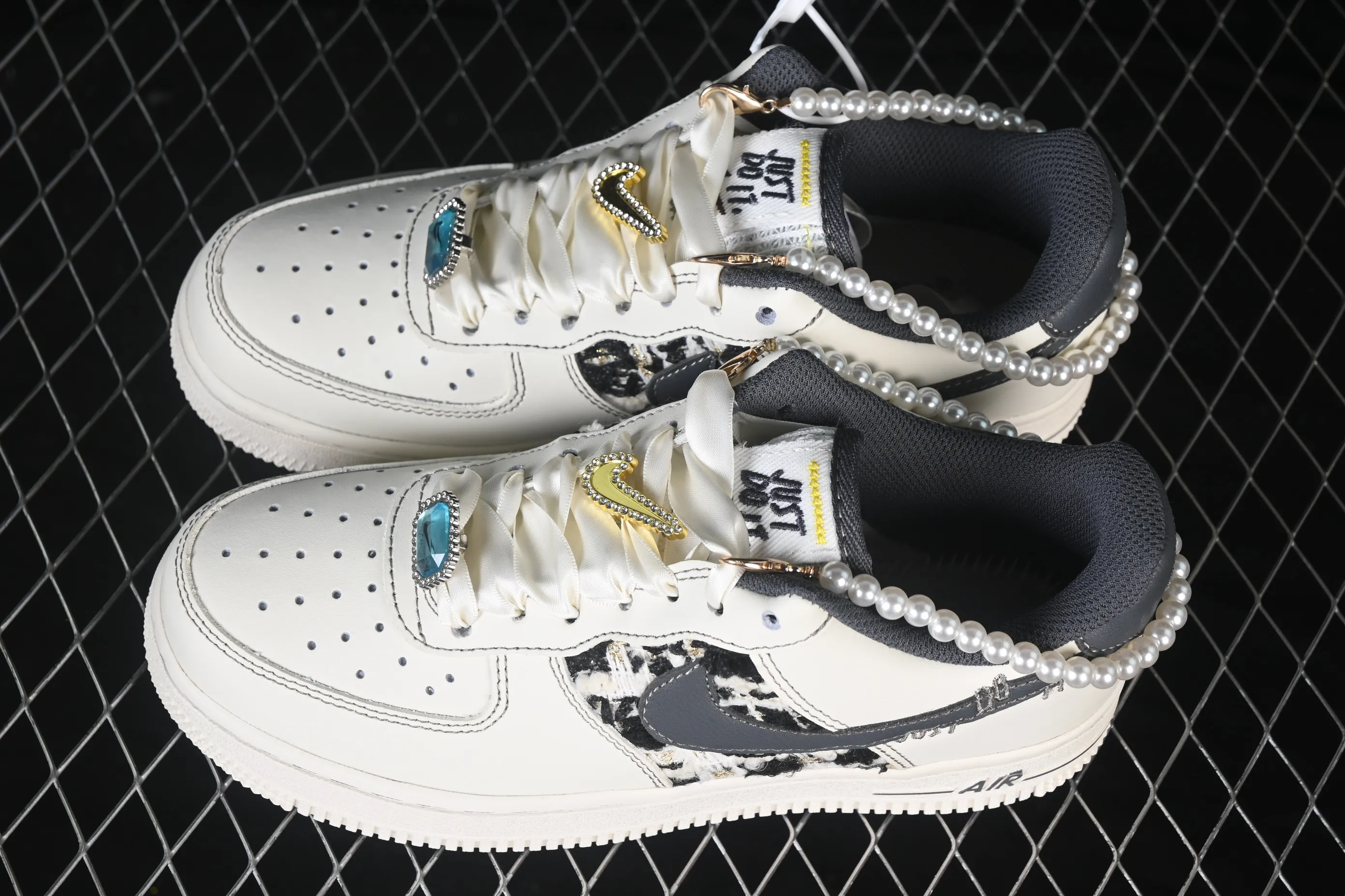 All categories Nk Air Force 1 Air Force series Nk Air Force 1 Low Nike Air Force 1'07 Low "Foggy Pearl" Hand-painted graffiti Foggy Pearl Air Force 1 low-top casual sneakers FJ7740-071